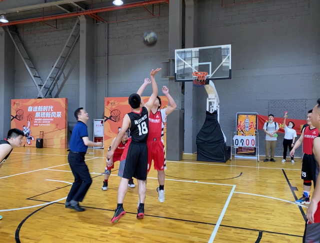 4 邵書記開球.jpg